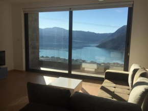 Peaceful flat with pool & great view in Risan!